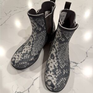 Chooka waterproof Gray Snake Print Ankle Boots
